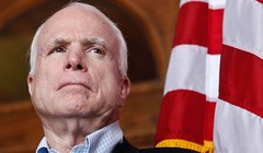 Thượng nghị sỹ John McCain – Chủ tịch Ủy ban Quân vụ Thượng viện Hoa Kỳ.