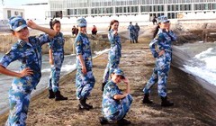 Nữ binh sỹ Trung Quốc đồn trú trái phép trên Đá Chữ Thập thuộc quần đảo Trường Sa của Việt Nam.