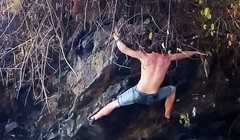 Hình ảnh "phượt thủ" người anh Aiden Shaw Webb trong chuyến leo núi mạo hiểm trước đây.