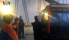 Sau khi đoàn Pháp y tỉnh Lào Cai tiến hành xong bước đầu khám nghiệm hiện trường, thi thể du khách Aiden Shaw Webb đã được vận chuyển xuống núi.