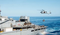 Tàu tiếp tế Hải quân Mỹ tiến hành tiếp tế cho biên đội tàu sân bay USS John C. Stennis ở Biển Đông ngày 10/5/2016. Nguồn Thời báo Hoàn Cầu, Trung Quốc.