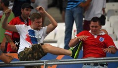 Cổ động viên Nga bị cảnh sát Pháp đột nhập vào khách sạn 