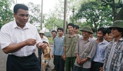 Muhammad Ali thể hiện động tác khi lên đài boxing để đùa vui cùng những người dân Hà Nội trong chuyến thăm Việt Nam vào ngày 11/5/1994. Muhammad Ali cũng đã từng đi thăm rất nhiều gia đình người Mỹ và người Việt Nam có con em mất tích, thiệt mạng trong Ch