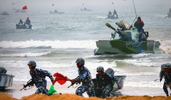 Lực lượng đổ bộ của Hải quân Trung Quốc diễn tập thực binh.