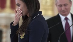 Nữ vận động viên Nga Isinbayeva bật khóc trong cuộc gặp gỡ với Tổng thống Putin.