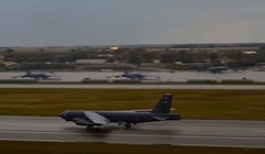 Mỹ huy động 12 máy bay ném bom B-52 tập trận tấn công hạt nhân.