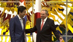 Thủ tướng Nhật Bản Shinzo Abe và Chủ tịch Cuba Raul Castro. 