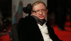 Ông Stephen Hawking kêu gọi loài người chạy khỏi Trái đất