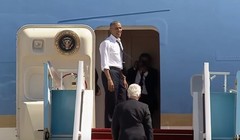 Ông Obama cho cựu Tổng thống Bill Clinton "quá giang" về nhà trên Air Force One.