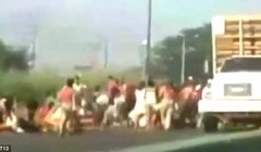 Khủng hoảng kinh tế, dân Venezuela chặn xe tải cướp gà.