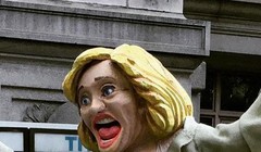 Đường phố ở New York lộn xộn vì bức tượng bà Clinton bán khỏa thân