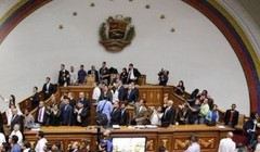 Phe ủng hộ Tổng thống Venezuela tràn vào trụ sở Quốc hội.