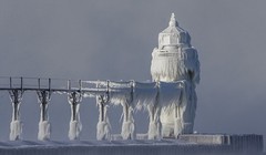 Ngọn hải đăng ở hồ Michigan, một trong Ngũ Hồ ở Bắc Mỹ, biến thành lâu đài băng. Ảnh: AP.