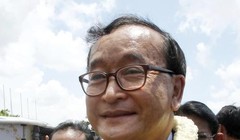 Ông Sam Rainsy tại sân bay Quốc tế Phnom Penh ở Phnom Penh ngày 16/8/2015. Ảnh: AP/TTXVN