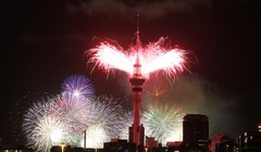  Pháo hoa đón chào năm mới 2017 ở bắn từ tháp Sky Tower ở New Zealand