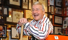 Ông Charles Brotman, xướng ngôn viên trong lễ nhậm chức của 11 đời tổng thống Mỹ. Ảnh: CNN.