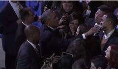 Tổng thống Obama đi bắt tay từng người 