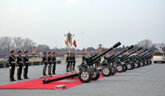 Nghi lễ của Bộ đội Vũ cảnh Trung Quốc trước giờ bắn đại bác. (Ảnh: Vĩnh Hà/Vietnam+)