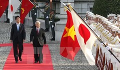 Thủ tướng Nhật Bản Shinzo Abe và Tổng Bí thư Nguyễn Phú Trọng duyệt đội danh dự trong chuyến thăm Nhật Bản của Tổng Bí thư hồi tháng 9/2015. (Ảnh: Trí Dũng/TTXVN)
