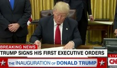 Ông Donald Trump ký lệnh xét lại chương trình Obamacare.