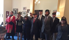 Các cựu binh Mỹ tràn vào phòng ông McCain để phản đối bổ nhiệm ông Tillerson