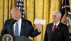 Tổng thống Trump khoe thư bí mật của ông Obama