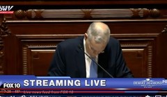 Thống đốc Mỹ Mark Dayton ngã gục khi đang đọc diễn văn