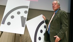 Mũi tên "giờ tận thế" dịch chuyển sớm nửa phút vì Donald Trump