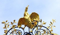  Hình ảnh gà trống trên cổng điện Elysées, Pháp.