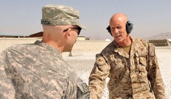 Ông Robert Harward (người đeo tai nghe).