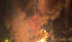 Sau khi va chạm, chiếc xe bồn chở xăng dầu bốc cháy dữ dội.