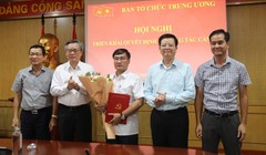 Lãnh đạo Ban và lãnh đạo Văn phòng Ban, Vụ Tổ chức - Cán bộ cơ quan chúc mừng ông Phan Văn Trọng. 