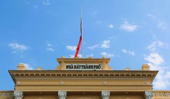 Khu vực nhà hát TP Hà Nội đã được treo cờ rủ.