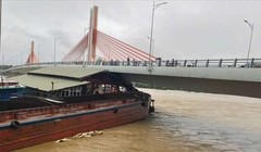Tàu hút cát cỡ lớn đâm vào cầu Vĩnh Phú, các phương tiện bị cấm qua cầu