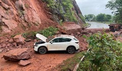 Đất đá sạt lở đè trúng 2 ô tô