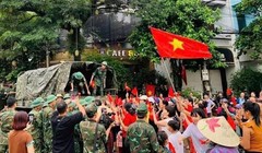 Xúc động hình ảnh người dân mang cờ, hoa chào tạm biệt các chú bộ đội