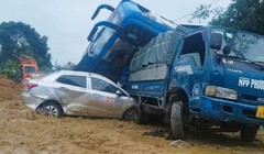 Sạt lở vùi lấp nhiều phương tiện ở quốc lộ, 2 người chết và mất tích, 10 người bị thương