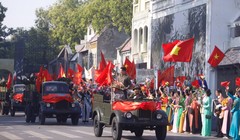 Tái hiện hình ảnh đoàn quân tiếp quản Thủ đô mừng Ngày giải phóng