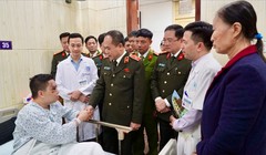 Giám đốc Công an Hà Nội Nguyễn Thanh Tùng thăm thiếu tá trấn áp tội phạm bị thương