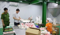 Công an đột kích xưởng sản xuất 71.000 lít dầu ăn, 40 tấn mì chính giả