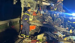 Ô tô khách tông đuôi xe đầu kéo dừng làn khẩn cấp trên cao tốc, 2 người chết