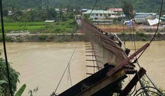 Cầu treo bị đứt cáp, ô tô chở cán bộ đi chống bão rơi xuống sông, 3 người được cứu