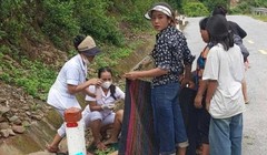 Nữ y sĩ đỡ đẻ cho sản phụ vùng lũ sinh con trên đường: “Cháu bé cất tiếng khóc, chúng tôi thở phào”