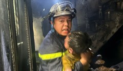 Cháy nhà trong ngõ sâu ở Hà Nội, 3 cháu nhỏ được giải cứu kịp thời