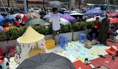 Hàng vạn người đội nắng, trải chiếu giữ chỗ chờ xem hợp luyện diễu binh