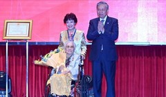 Tổng bí thư Tô Lâm trao tặng bà Nguyễn Thị Bình danh hiệu Anh hùng Lao động