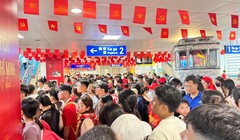 Nhà ga, tàu điện trên cao đông nghịt khách sau buổi tổng duyệt diễu binh 2/9 ở Hà Nội