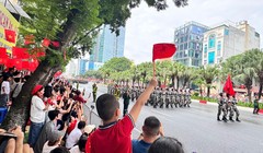 Người dân vẫy cờ, hò reo chào đón các khối tổng duyệt diễu binh, diễu hành: Hòa bình đẹp lắm