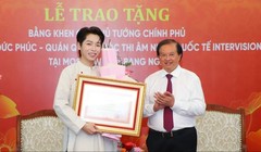 Ca sĩ Đức Phúc nhận bằng khen của Thủ tướng