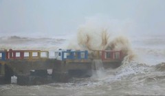 Bão Bualoi giật cấp 15, đổ bộ rạng sáng 29/9, sóng biển cực mạnh